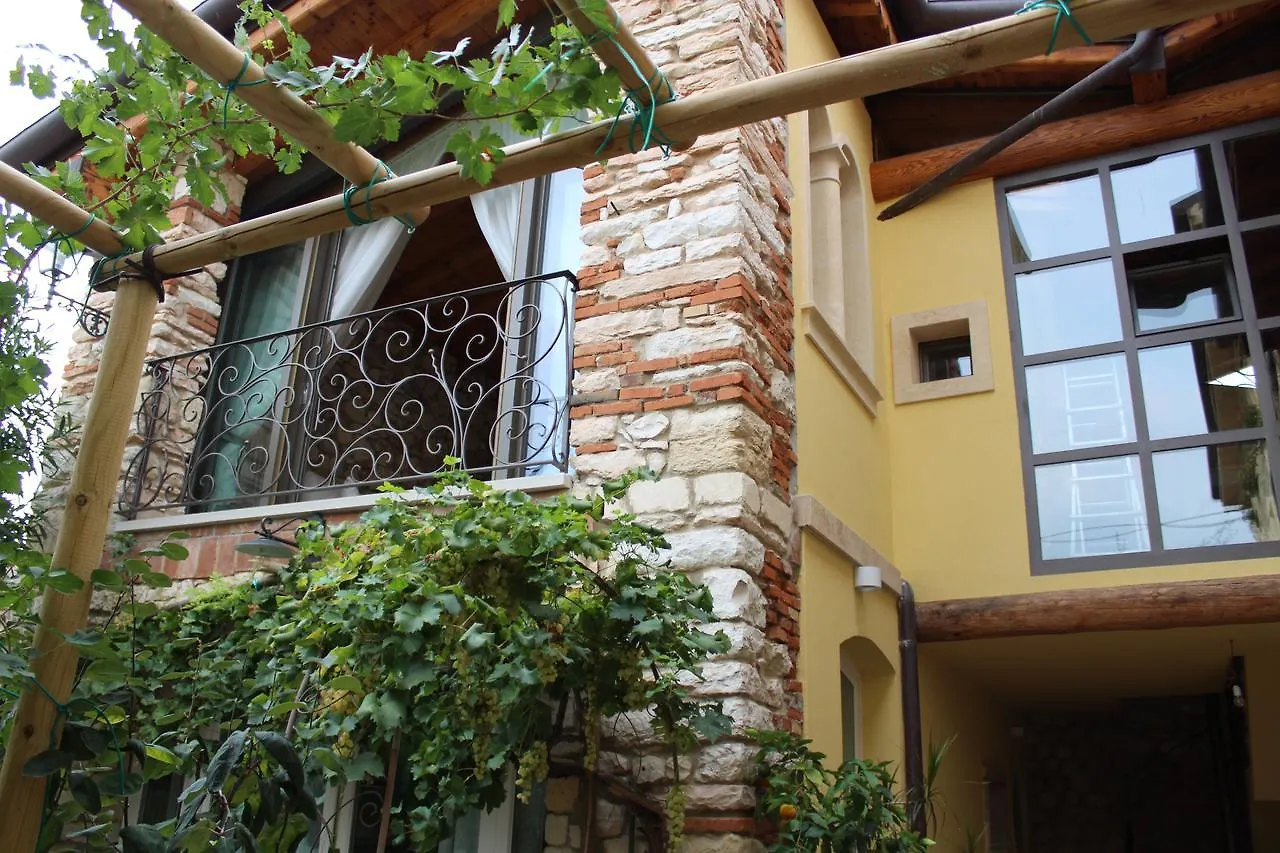Corte Tre Vigne 마라노 디 발포리첼라 B&B
